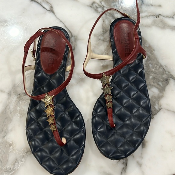 Chanel sandals. Authentic. Navy blue quilted base. Dark red/maroon strap - Picture 1 of 12
